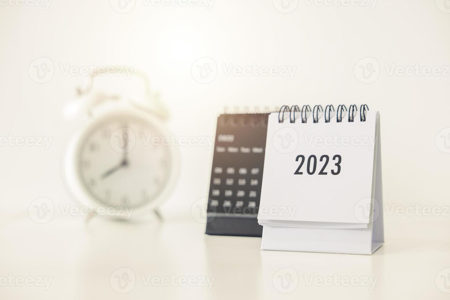 2023 attività commerciale calendario e allarme orologio su ufficio tavolo nel nuovo anno giorno. rendere un' opera Piano per il inizio di il anno. concetto di celebrazione, attività commerciale, Natale, nuovo anno. foto