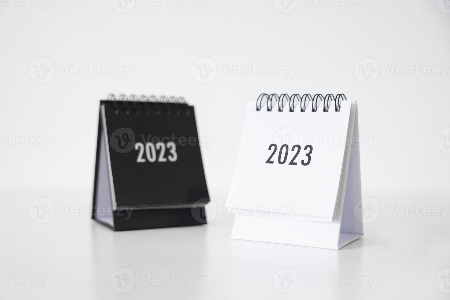 2023 attività commerciale calendario su ufficio tavolo nel nuovo anno giorno. rendere un' opera Piano per il inizio di il anno. concetto di celebrazione, attività commerciale, Natale, nuovo anno. foto