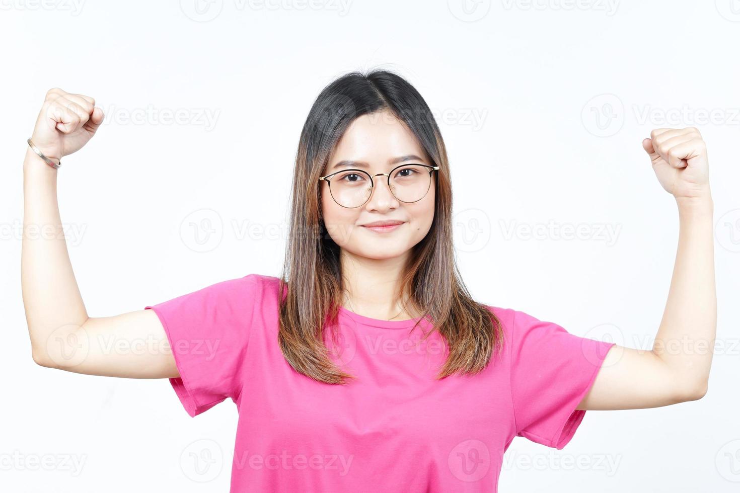 mostrando forza e salire braccia di bellissimo asiatico donna isolato su bianca sfondo foto