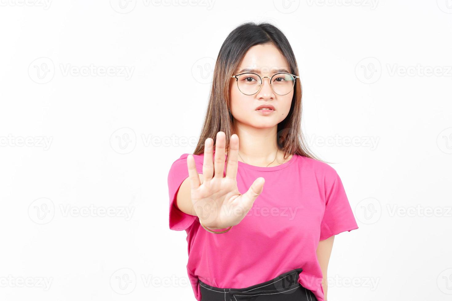 fermare o rifiuto gesto di bellissimo asiatico donna isolato su bianca sfondo foto