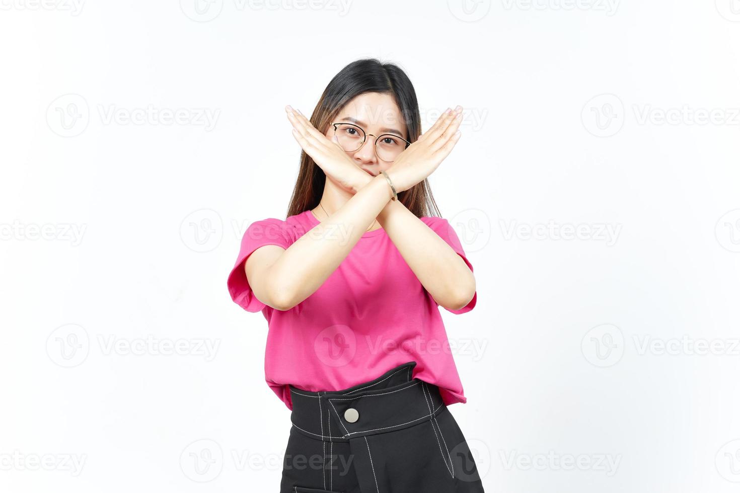 attraversato braccia rifiuto gesto di bellissimo asiatico donna isolato su bianca sfondo foto