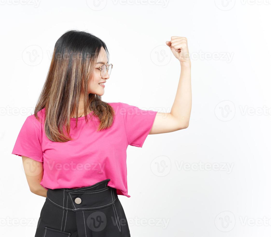 mostrando forza e salire braccia di bellissimo asiatico donna isolato su bianca sfondo foto