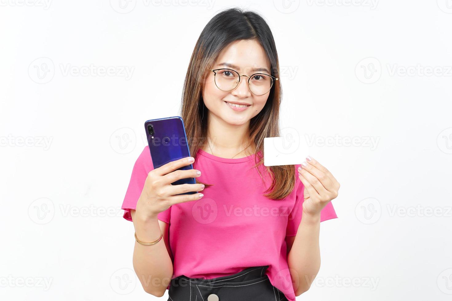 Tenere smartphone e vuoto credito o banca carta di bellissimo asiatico donna isolato su bianca foto