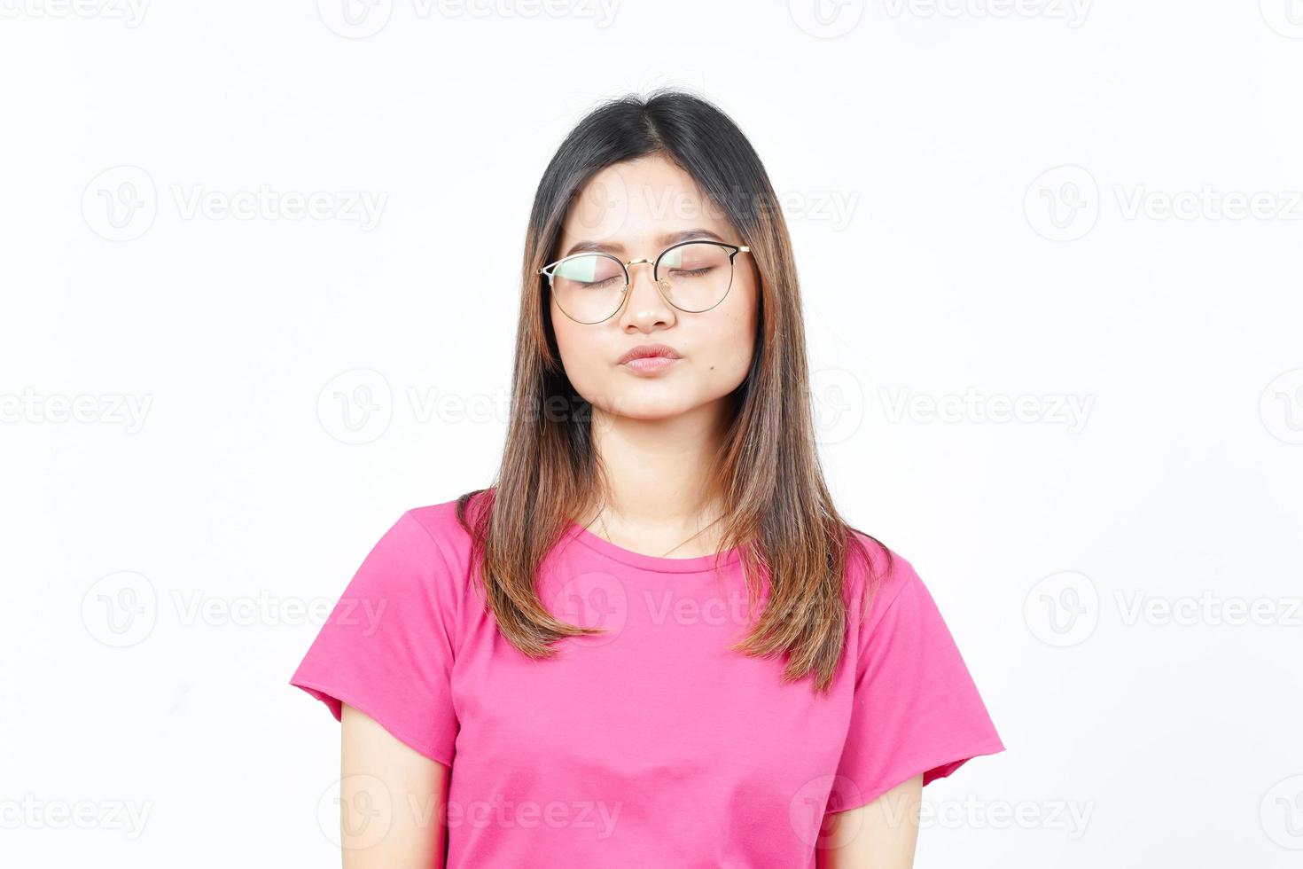 chiuso occhio e soffiaggio bacio di bellissimo asiatico donna isolato su bianca sfondo foto