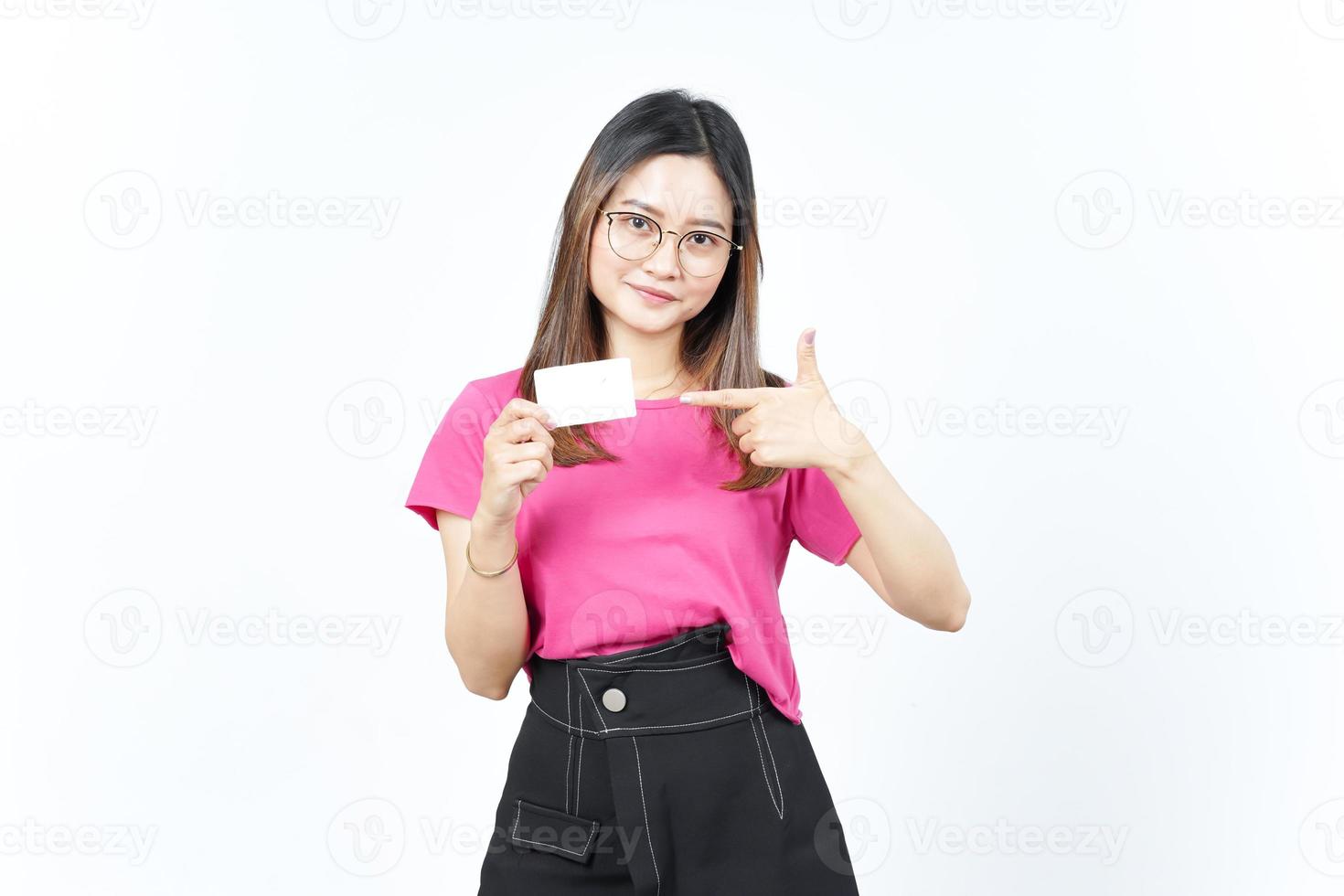 Tenere vuoto banca carta o credito carta di bellissimo asiatico donna isolato su bianca sfondo foto