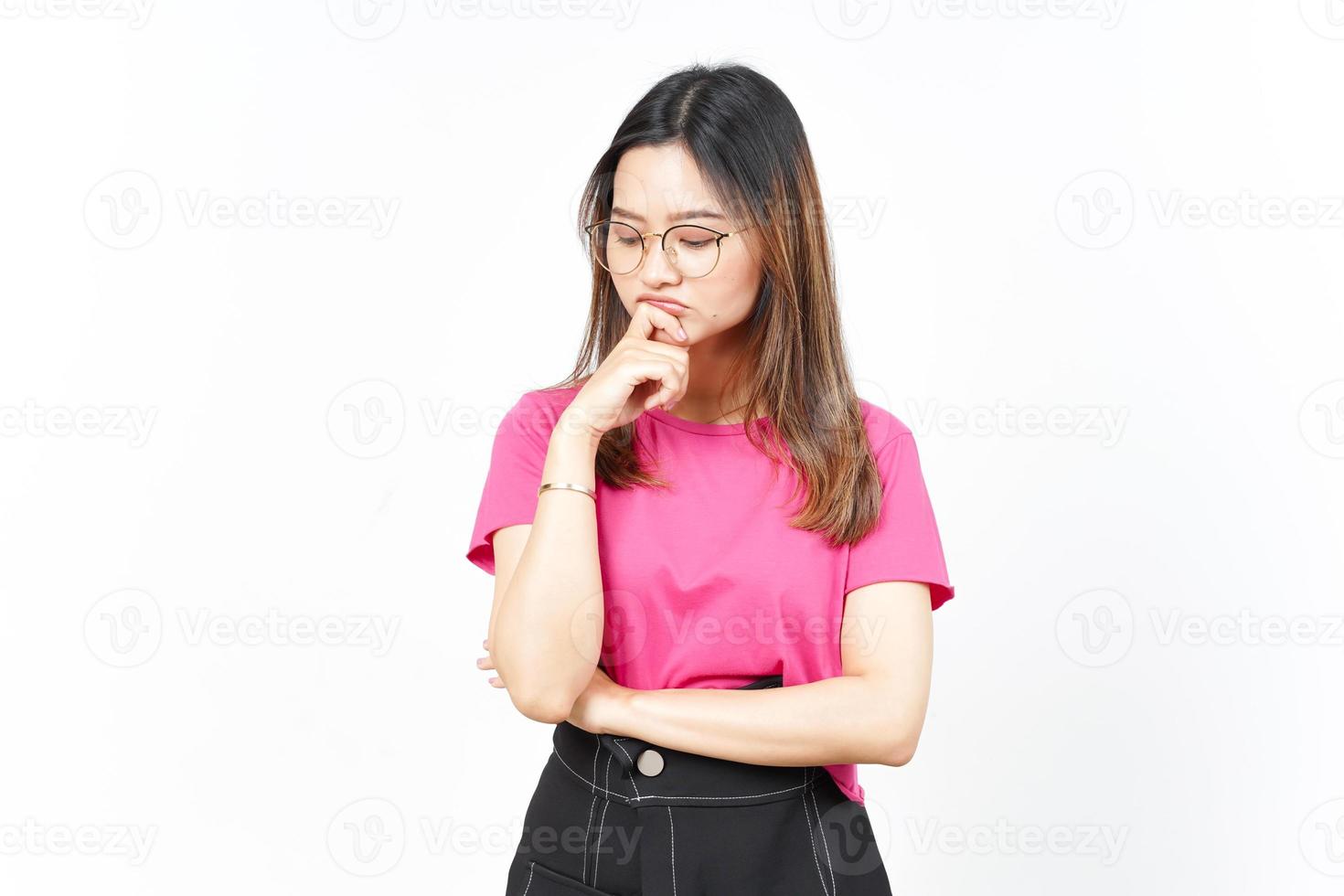 contemplando e pensare di bellissimo asiatico donna isolato su bianca sfondo foto