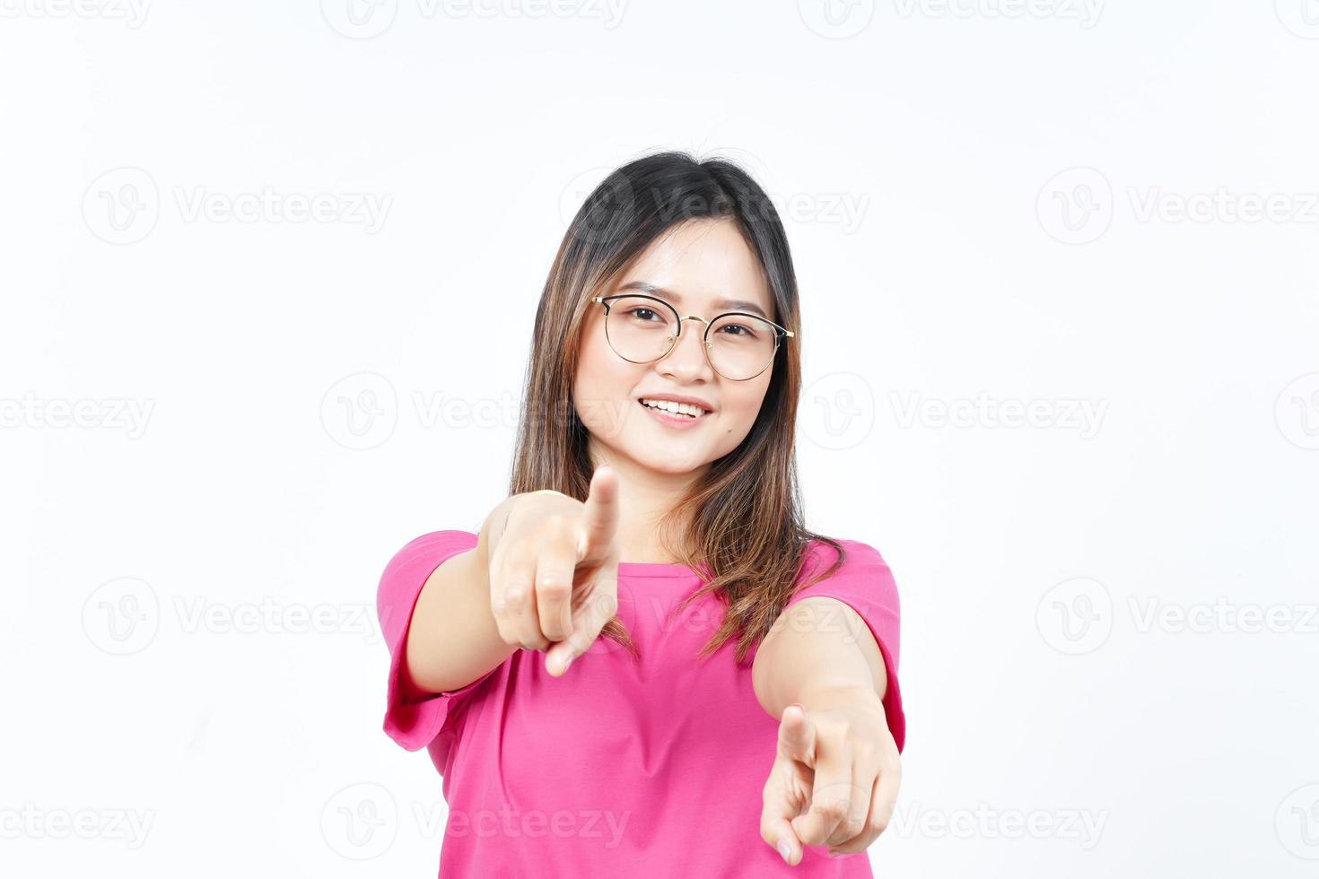Sorridi e puntamento a voi, volere voi gesto di bellissimo asiatico donna isolato su bianca sfondo foto