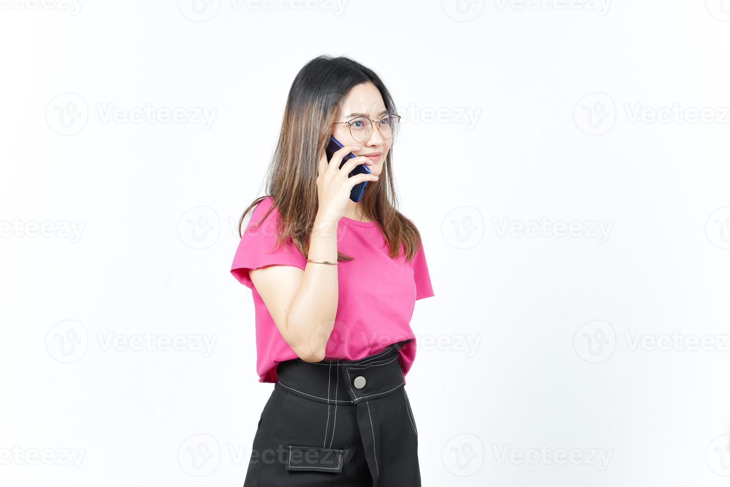 parlando su il smartphone con contento viso di bellissimo asiatico donna isolato su bianca sfondo foto