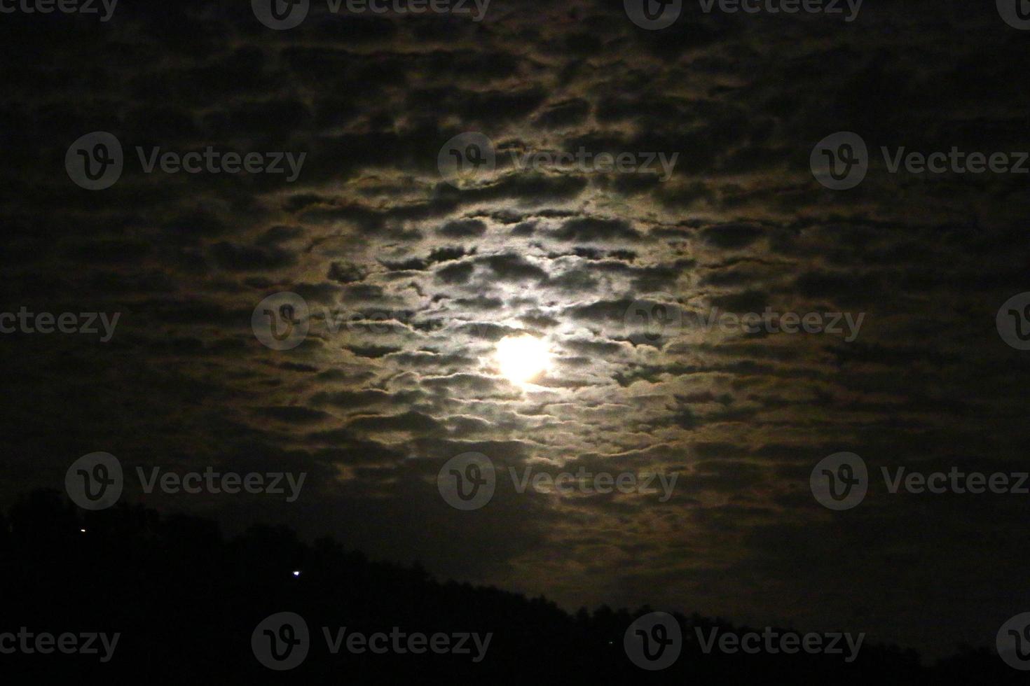 Luna e nuvole nel il cielo al di sopra di il mare foto