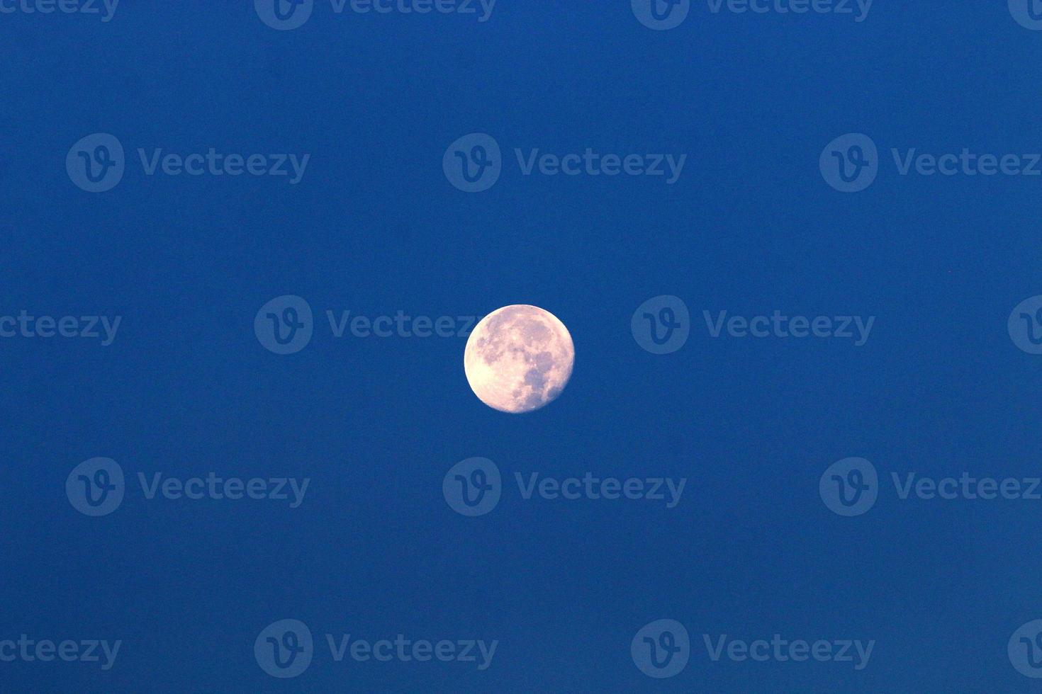 Luna e nuvole nel il cielo al di sopra di il mare foto