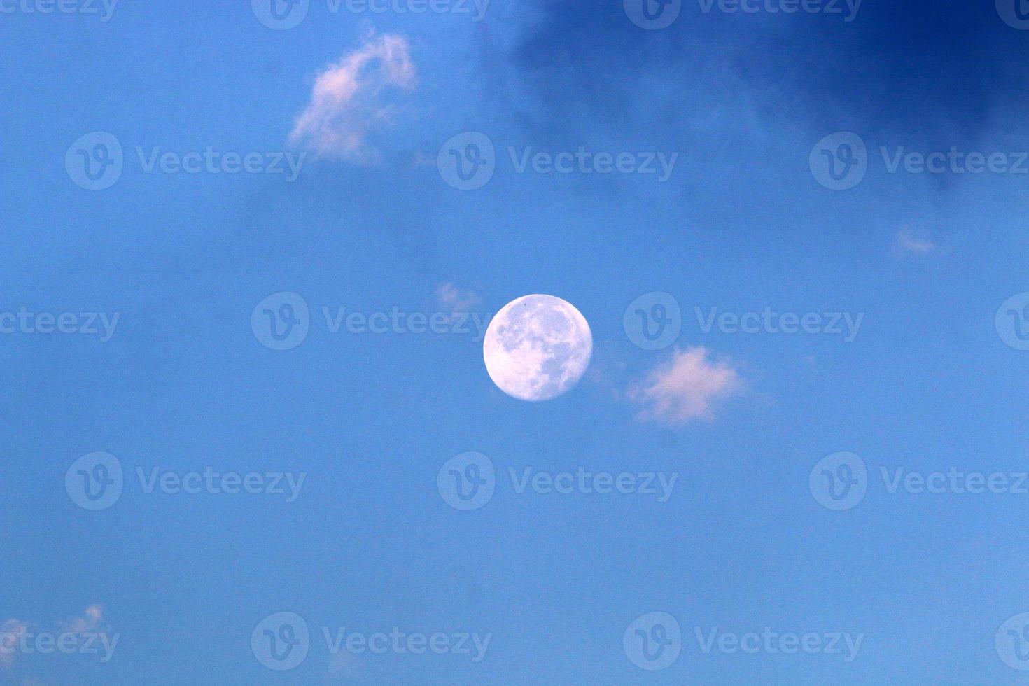 Luna e nuvole nel il cielo al di sopra di il mare foto