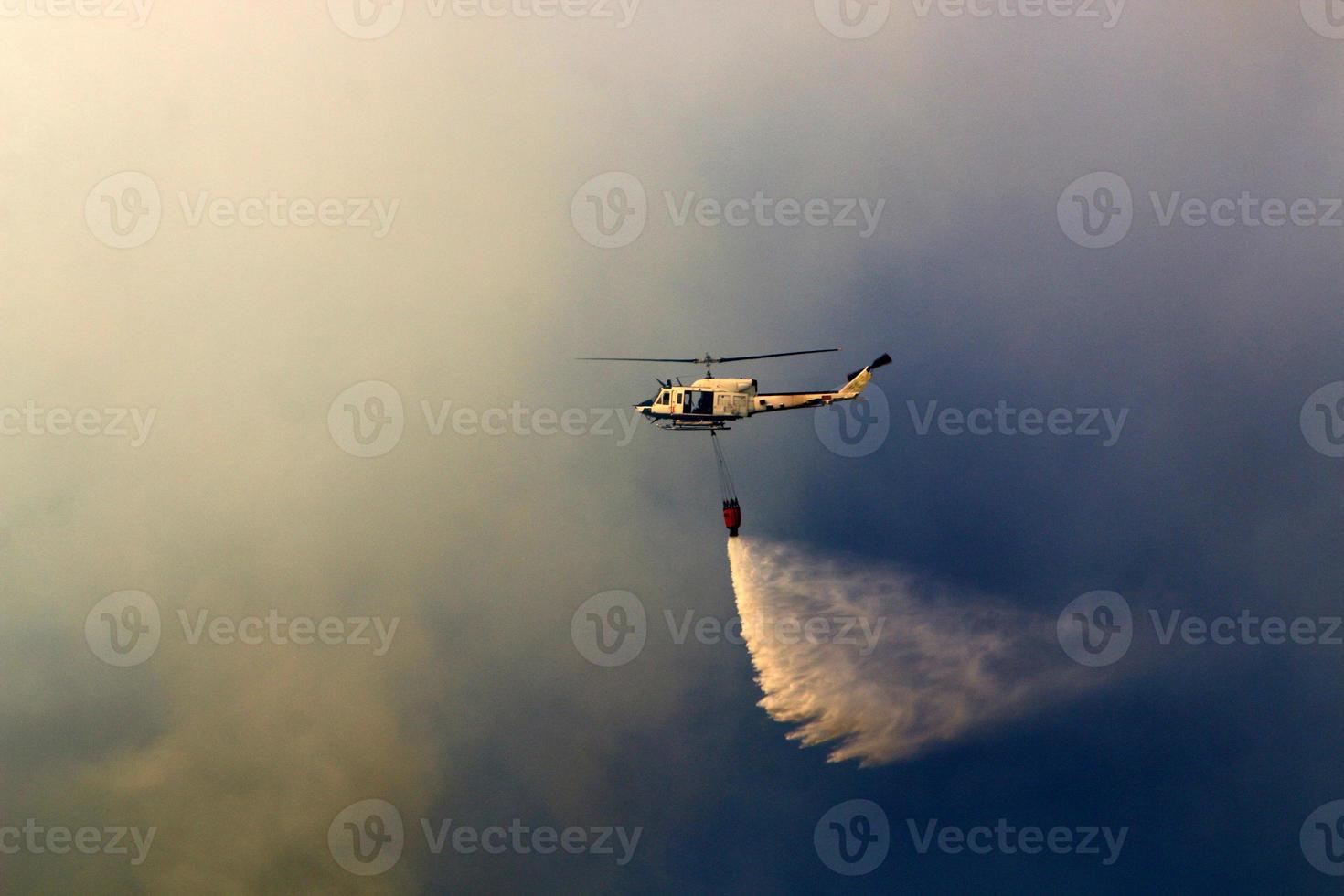 un' elicottero mette su un' foresta fuoco nel il montagne di settentrionale Israele. foto