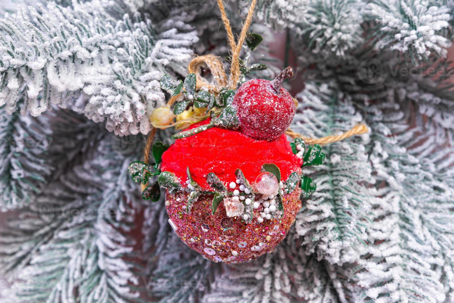 creativo Fai da te mestiere passatempo. fabbricazione fatto a mano mestiere Natale ornamenti e palle con provato abete rosso albero. Natale albero con colorato palle e regalo scatole al di sopra di bianca mattone parete con blu e bianca palle foto