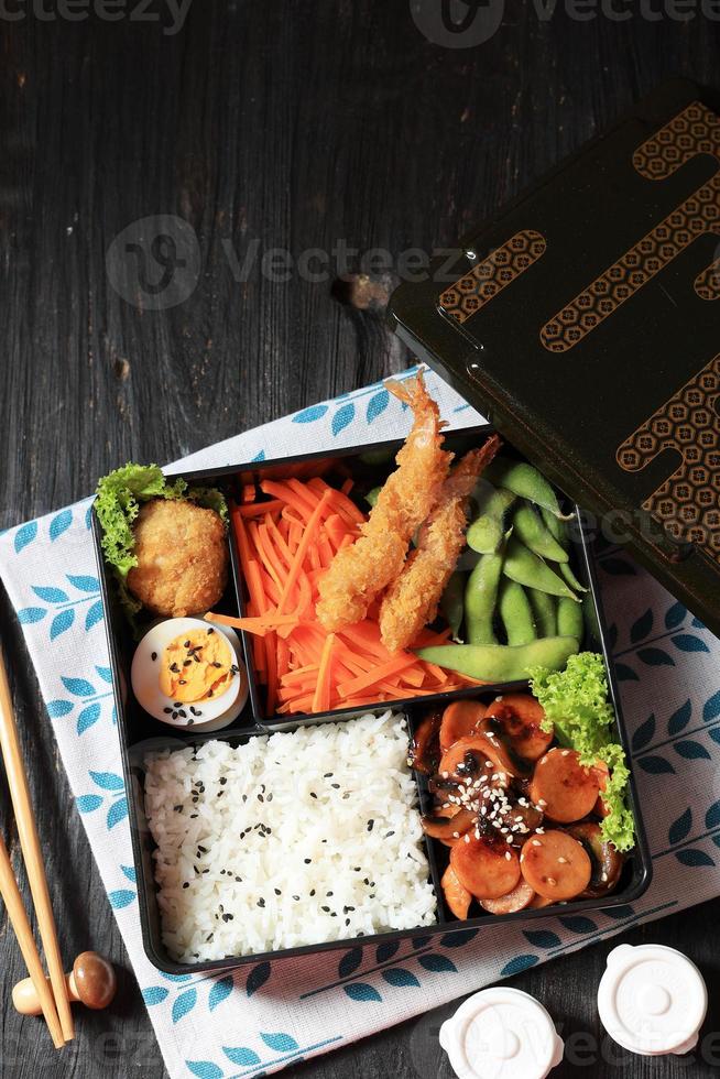 giapponese bento scatola con salsiccia, pepita, uovo, e tempura gamberetto foto