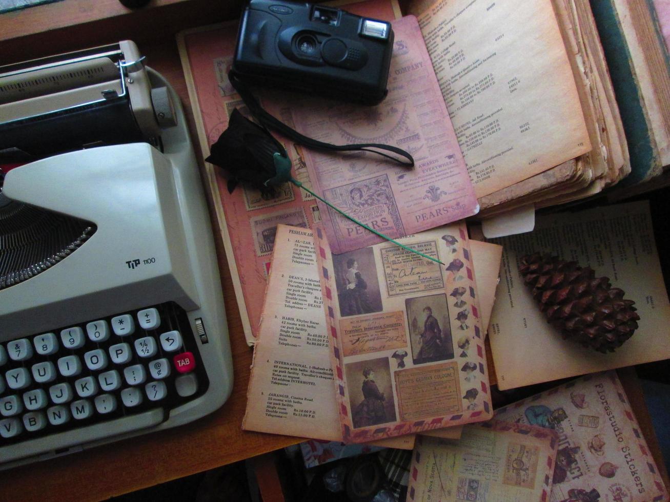 Vintage ▾ scrivania superiore ambientazione con macchina da scrivere e vecchio libri nel karachi Pakistan 2022 foto