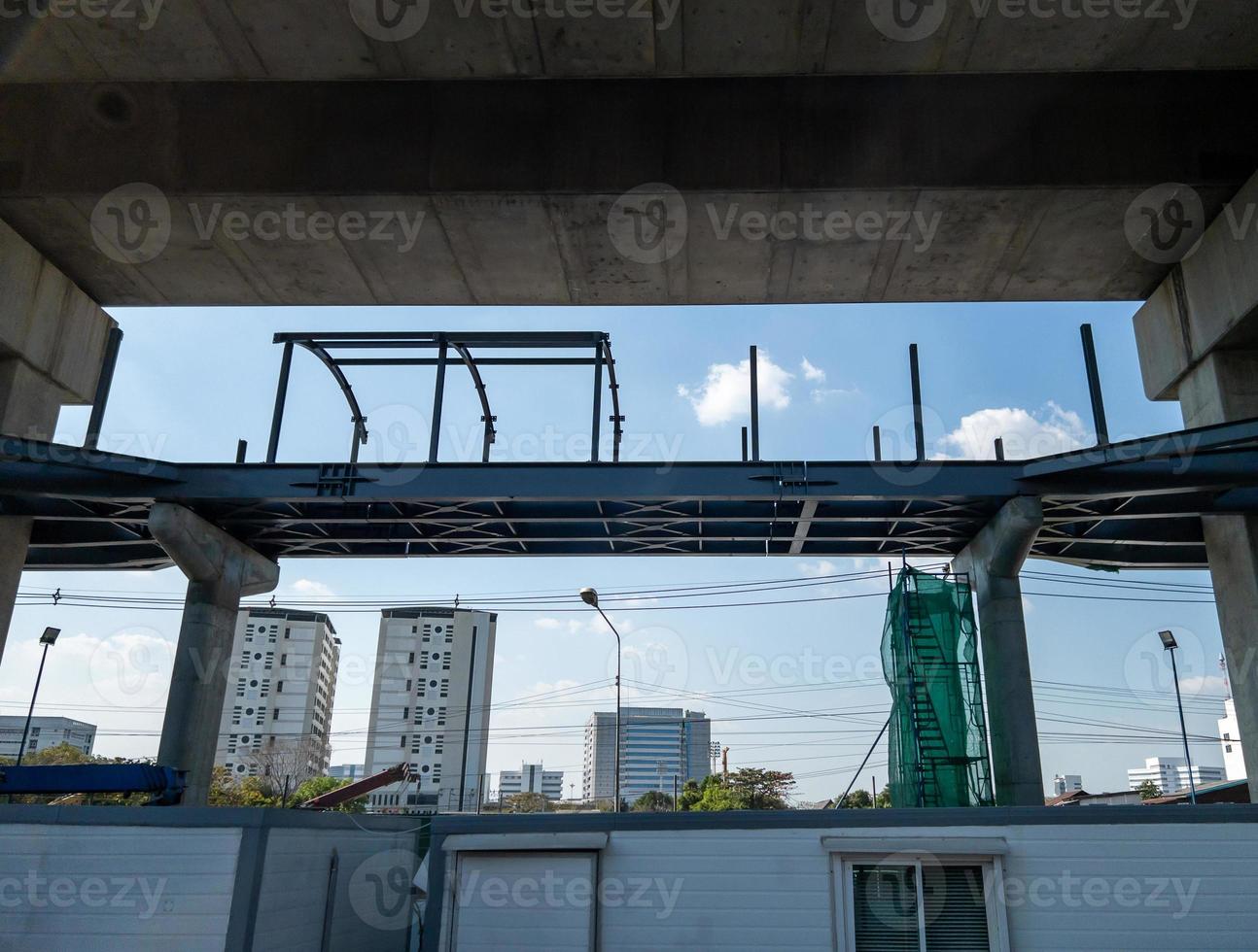 il incompiuto metallo telaio di il cielo passeggiate ponte. foto