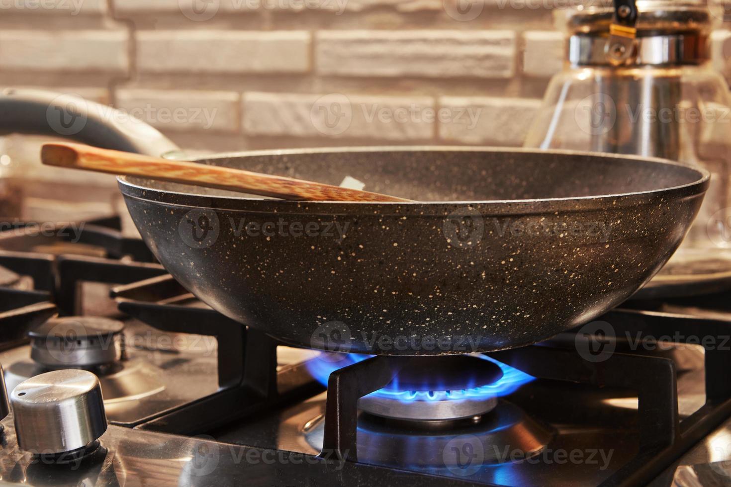 frittura padella su gas stufa su fuoco con piatto essere preparato foto