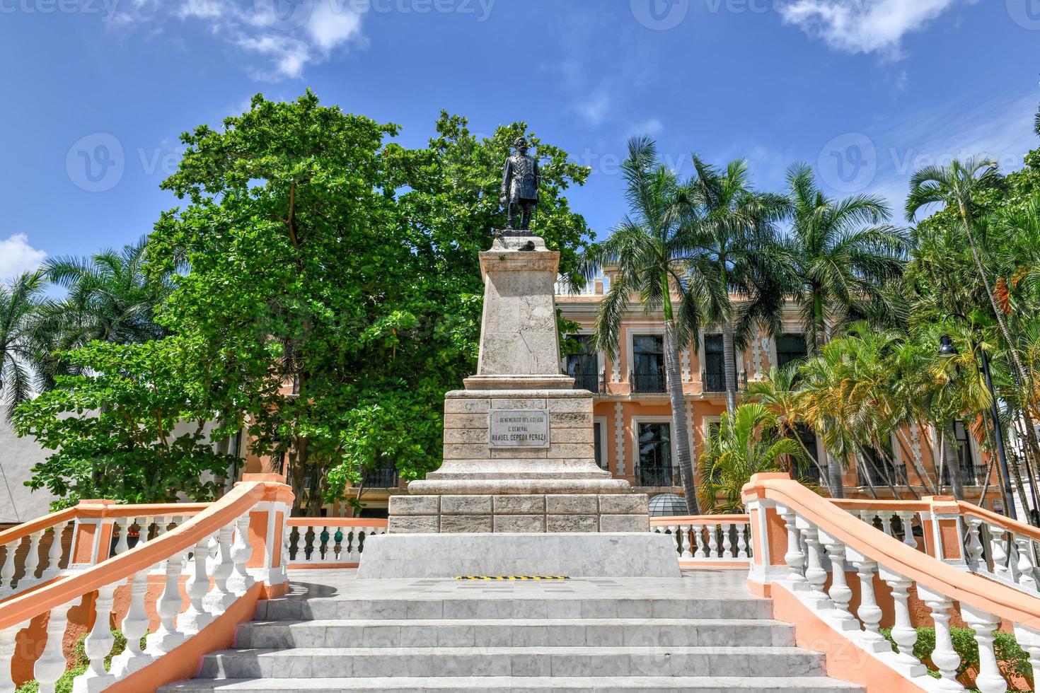 Merida, Messico - Maggio 24, 2021 - statua di generale manuel cepeda peraz, governatore di Yucatan, posto nel 1896 a parque hidalgo nel Merida, yucatan stato, Messico. foto