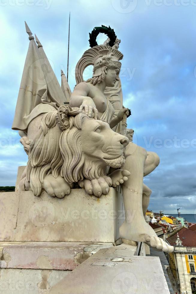 augusta strada trionfale arco nel il commercio quadrato, praca fare comercio o terreiro fare paco nel Lisbona, Portogallo. foto