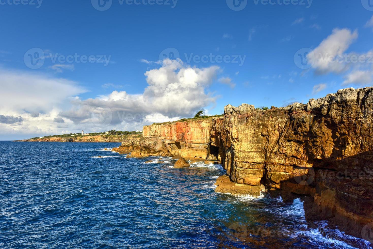 boca fare inferno è un' abisso collocato nel il mare scogliere vicino per il portoghese città di cascais, nel il quartiere di Lisbona. foto