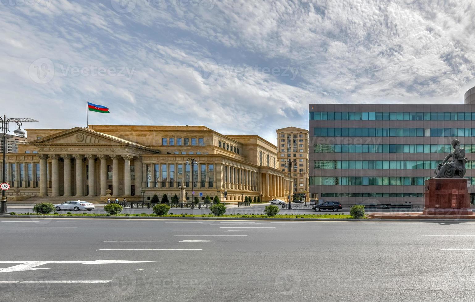 il supremo Tribunale di il repubblica di azerbaijan nel baku, azerbaijan e un' monumento per shah ismail io. foto