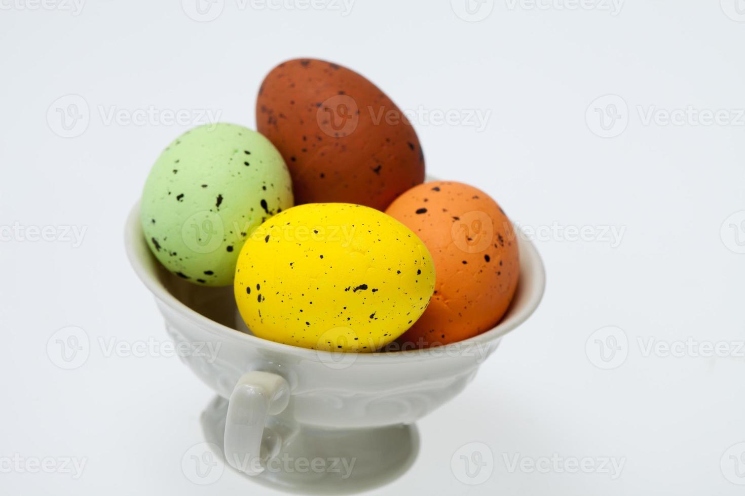colorato Pasqua uova nel bianca tazza foto