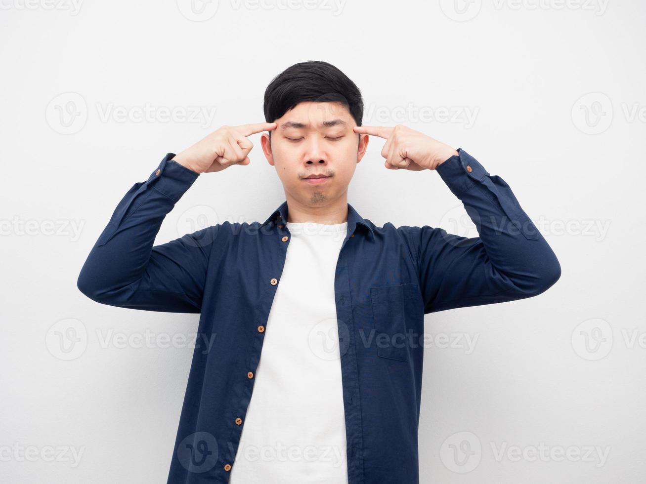 uomo toccare dito a testa gesto rendere meditare foto