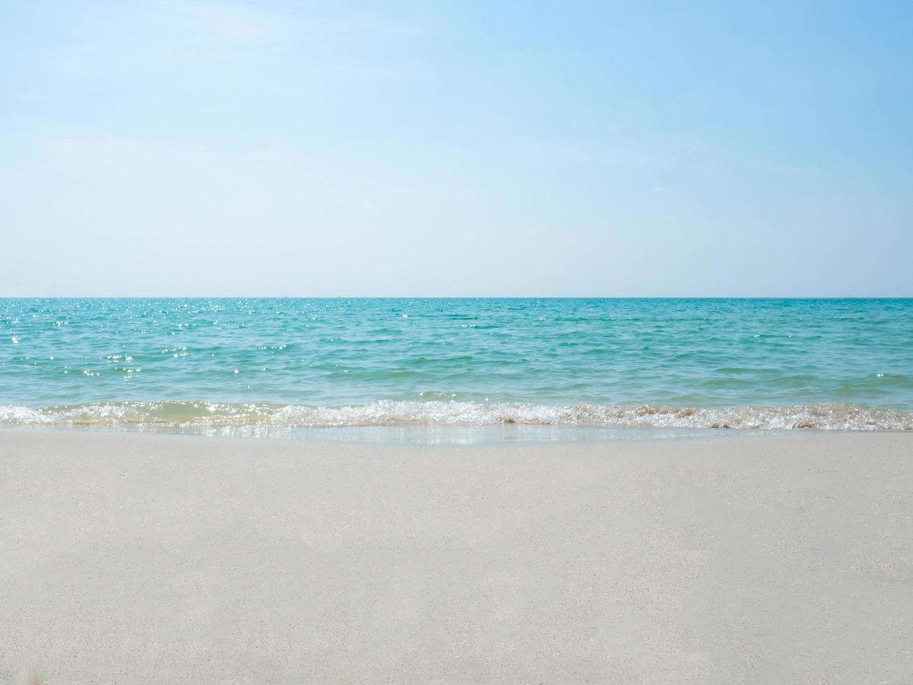 sabbia e mare acqua onda su il spiaggia a blu oceano blu cielo paesaggio, mare acqua onda bolla concetto bellissimo oceano con luce del sole foto