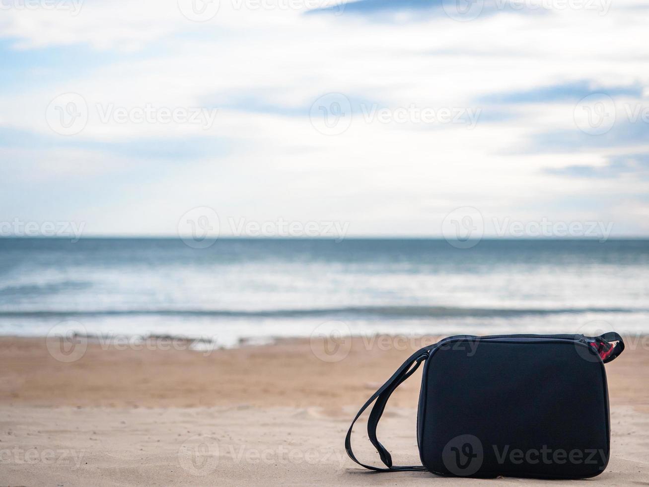 Borsa su il bellissimo spiaggia blu oceano e cielo sfondo foto