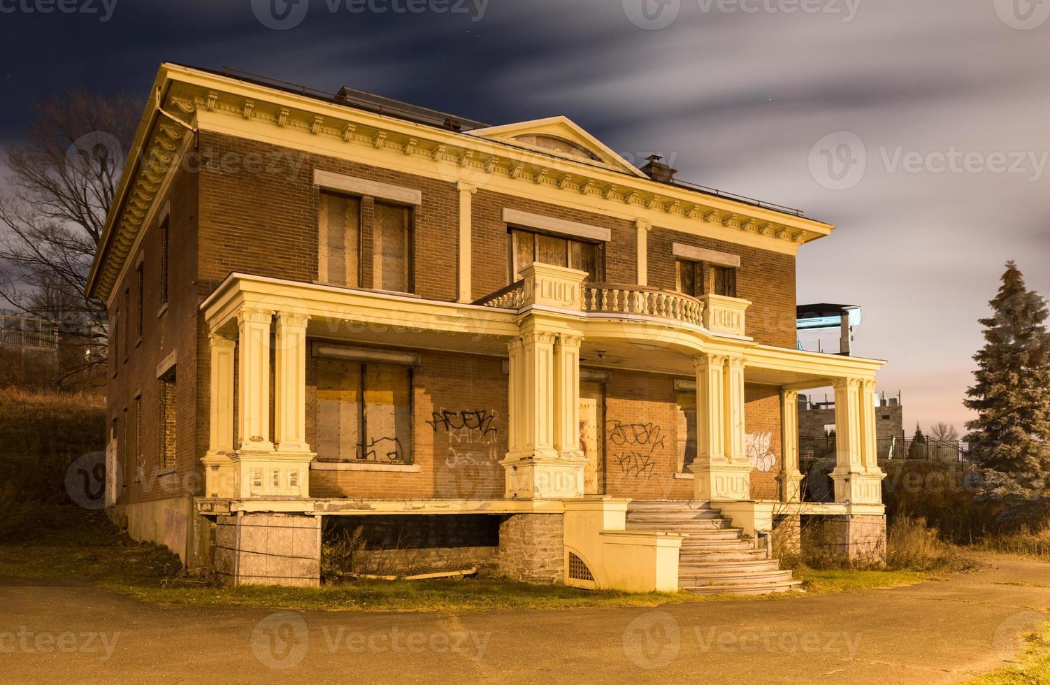 casa abbandonata di notte foto