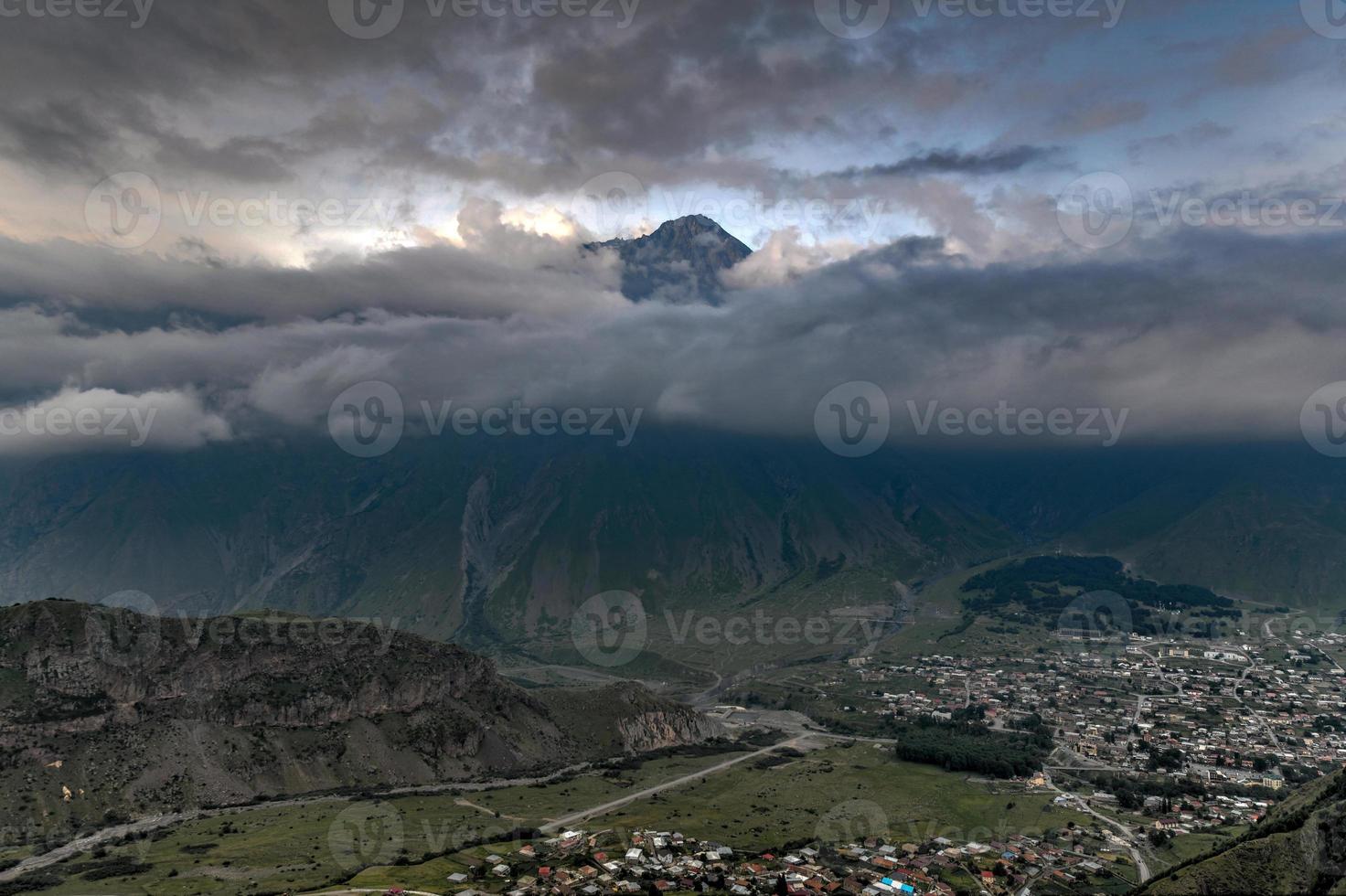 collinoso paesaggio vicino il villaggio di gergeti nel Georgia, sotto montare kazbegi. foto