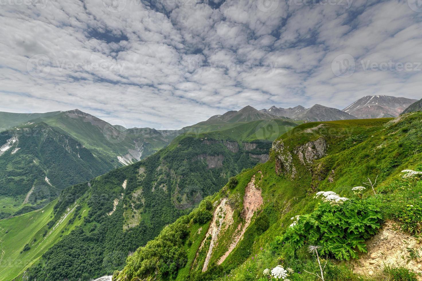 bellissimo colorato montagne visto a partire dal il Russia Georgia amicizia monumento nel kazbegi, Georgia foto