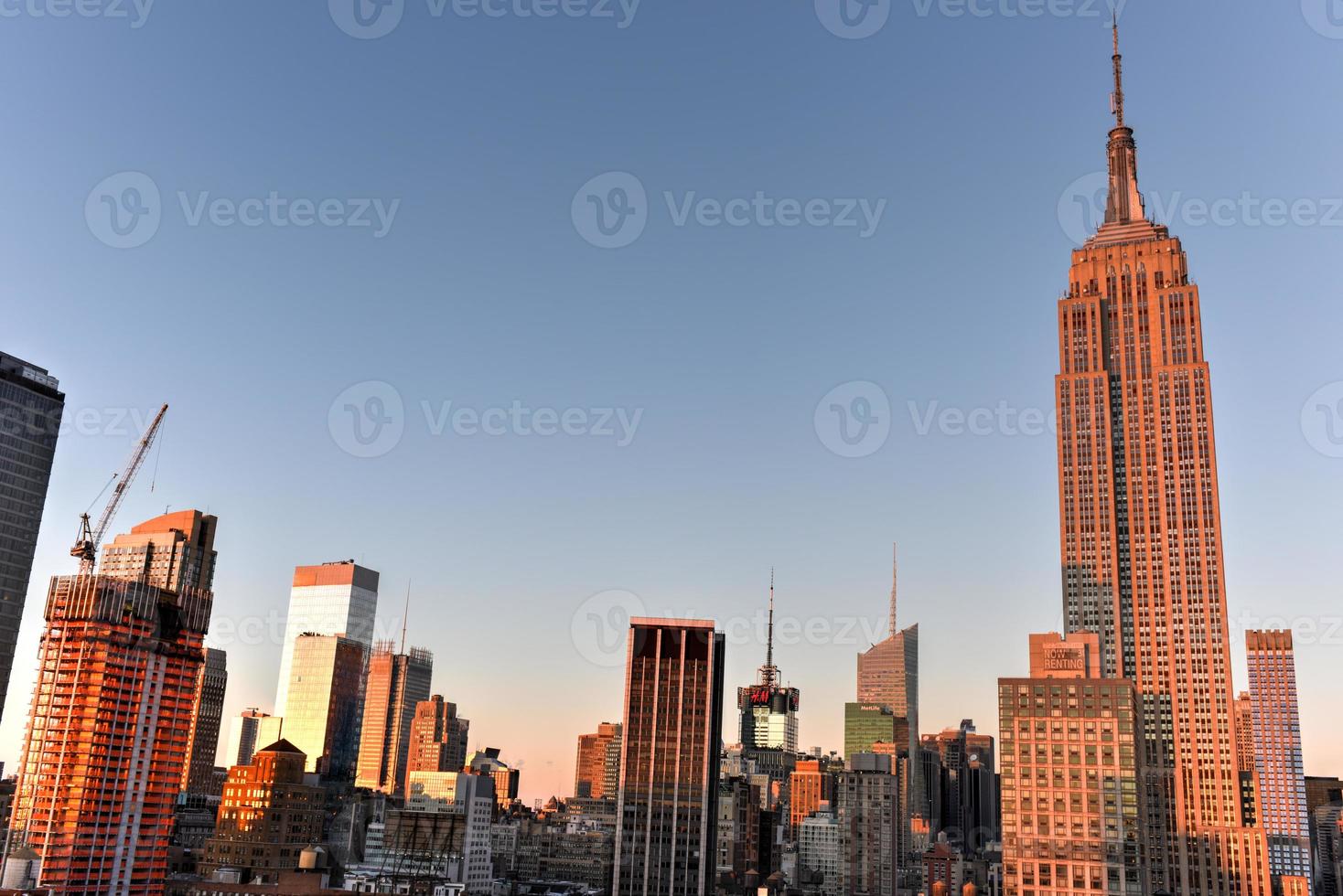 skyline di new york city al tramonto foto