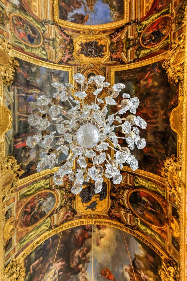 il sala di specchi nel il palazzo di Versailles nel Francia. foto