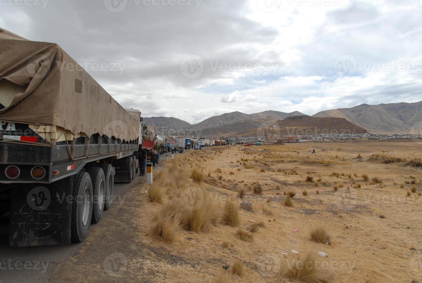 camion traffico lungo il strada - Ayaviri, Perù foto