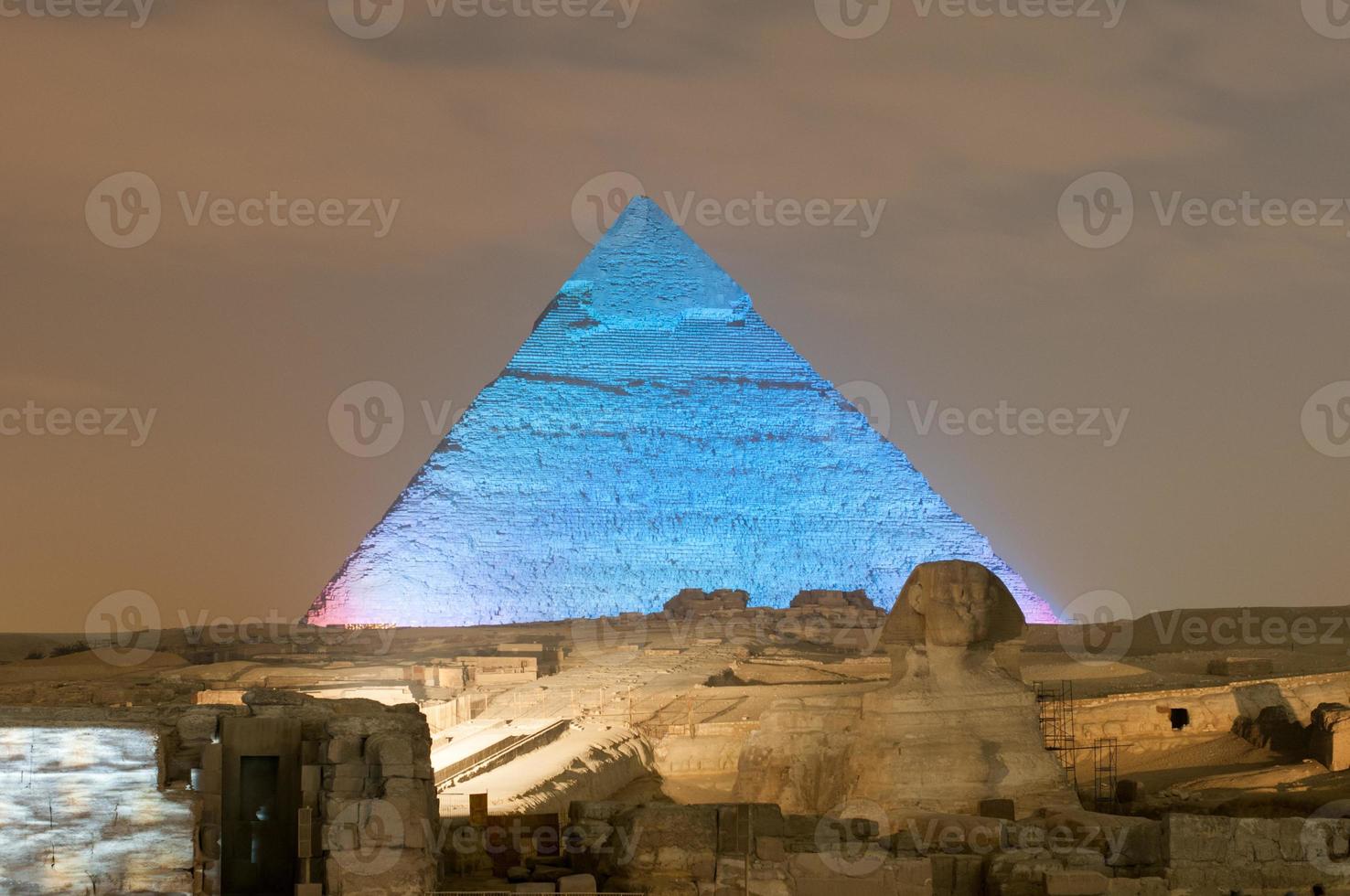 Giza piramide e sfinge leggero mostrare a notte - Cairo, Egitto foto