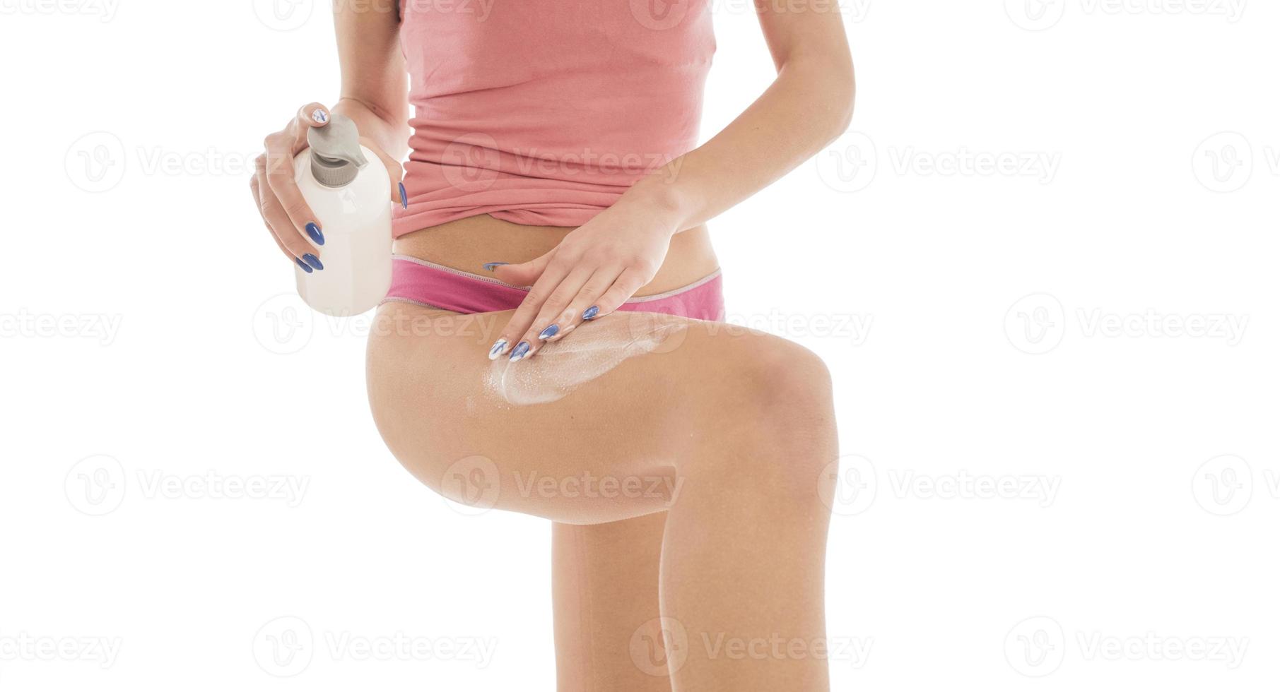 corpo cura. donna l'applicazione crema su gambe. femmina l'applicazione anti cellulite crema foto