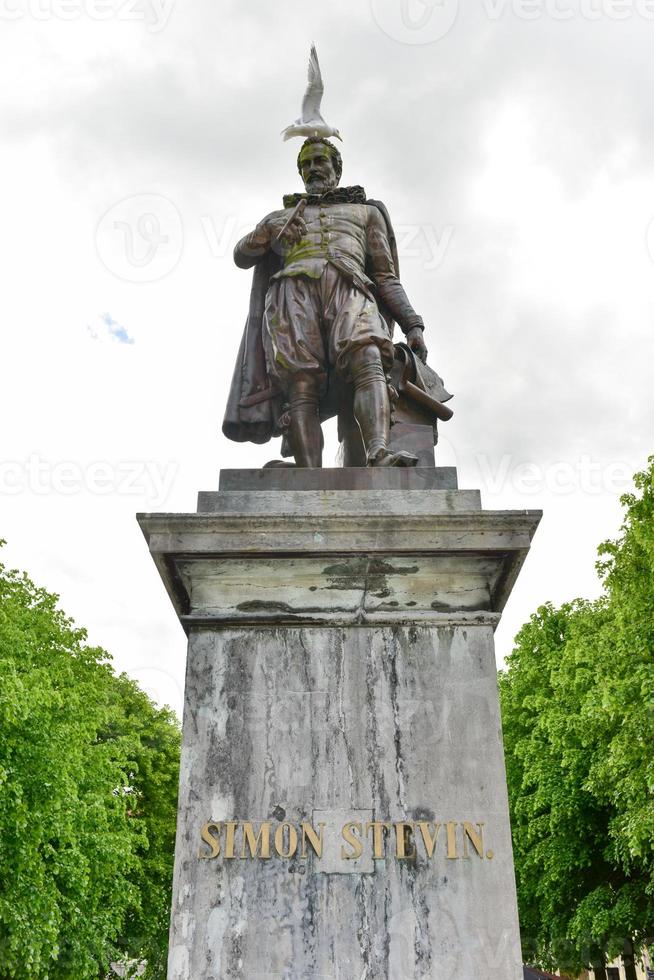 bronzo statua di simon stevino, matematico e fisico, Bruges, Belgio foto