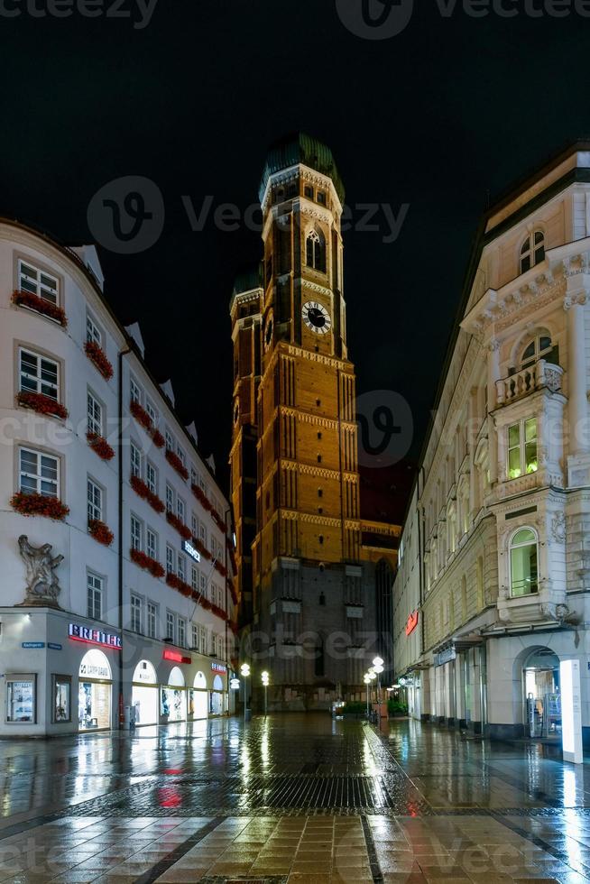 Monaco, Germania - luglio 8, 2021 - Chiesa di nostro signora nel Monaco a notte, Baviera, Germania foto