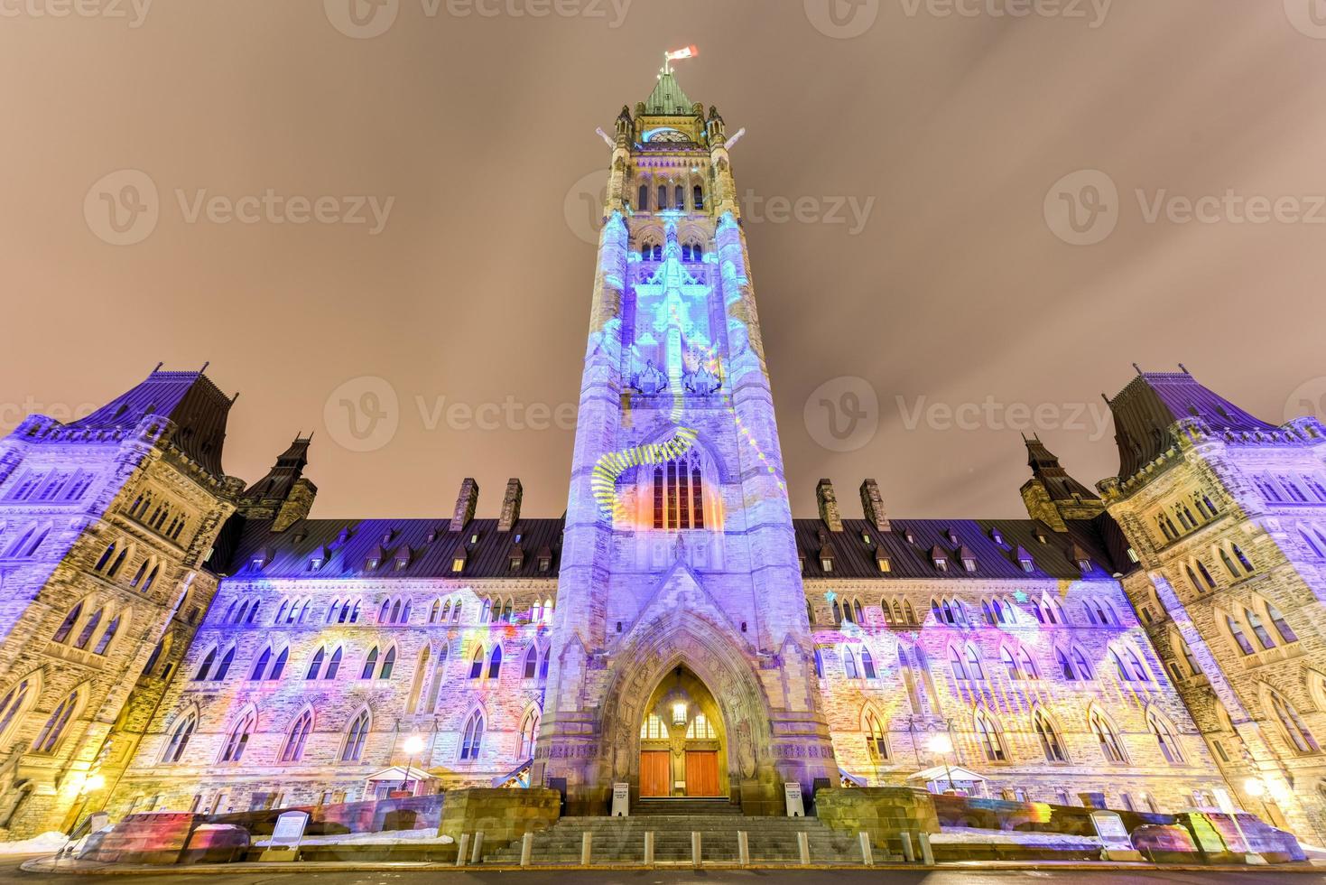 inverno vacanza leggero mostrare proiettato a notte su il canadese Casa di parlamento per celebrare il 150 ° anniversario di confederazione di Canada nel ottava, Canada. foto