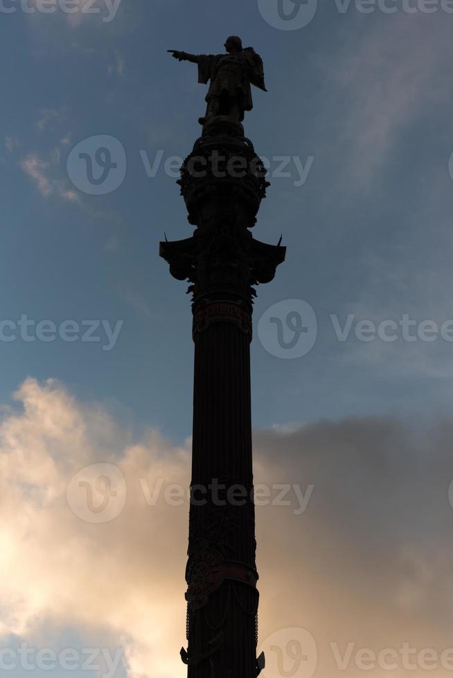silhouette di monumento dedito per il famoso italiano navigatore cristoforo colombo nel Barcellona, Spagna. foto