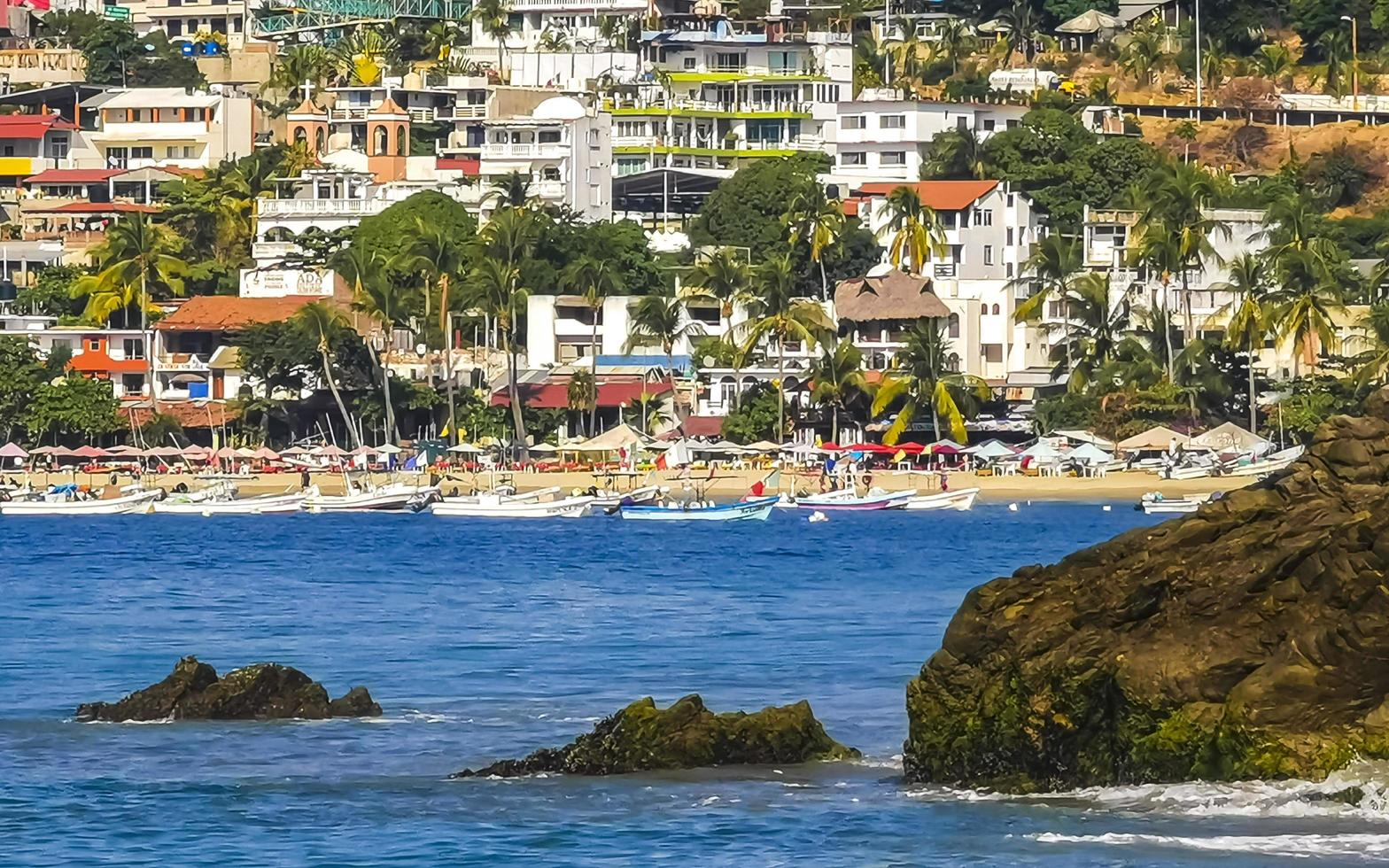 puerto escondido oaxaca Messico 2022 grande surfer onde e rocce a spiaggia puerto escondido Messico. foto