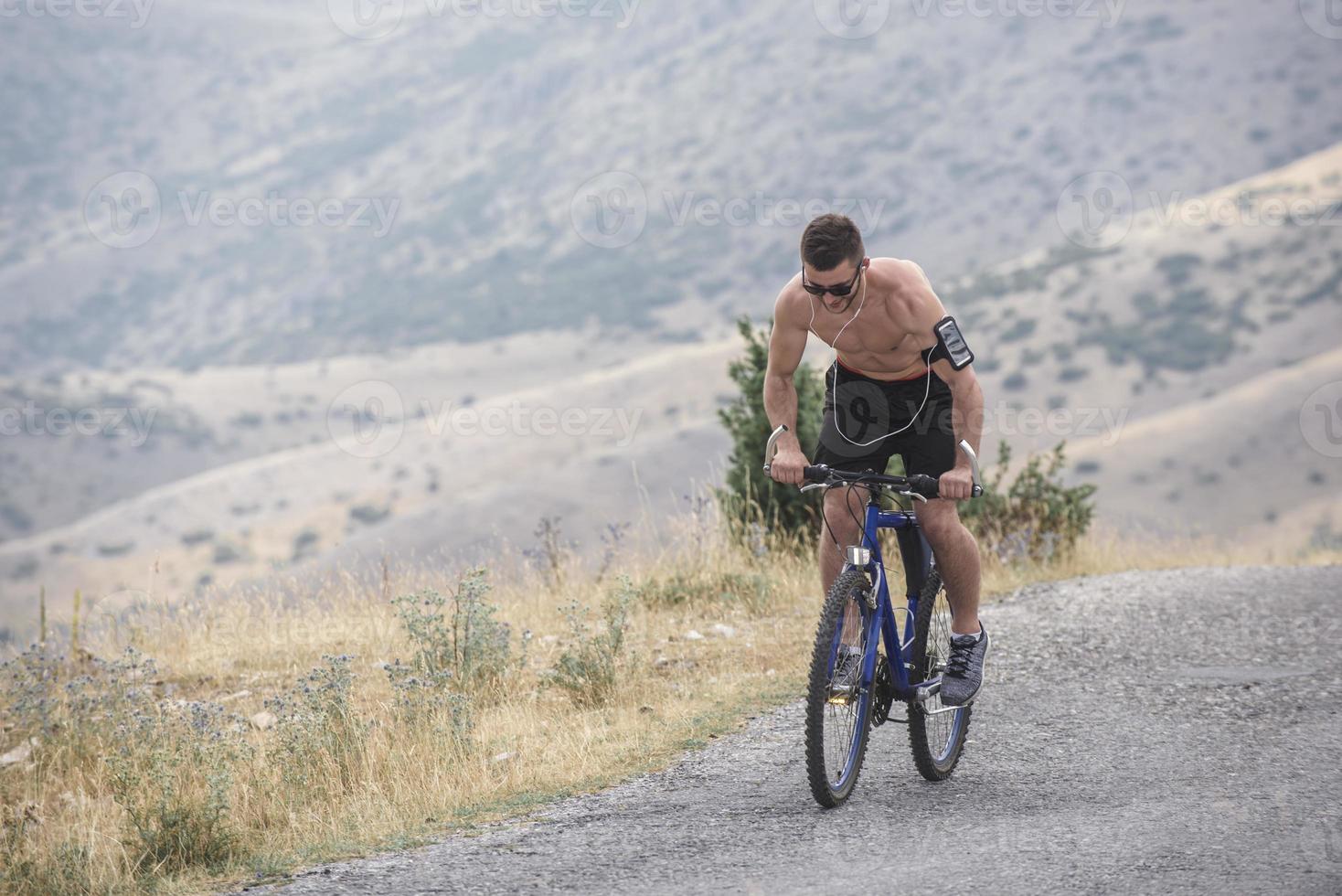 uomo estremo di mountain bike sport atleta equitazione all'aperto lifestyle trail foto