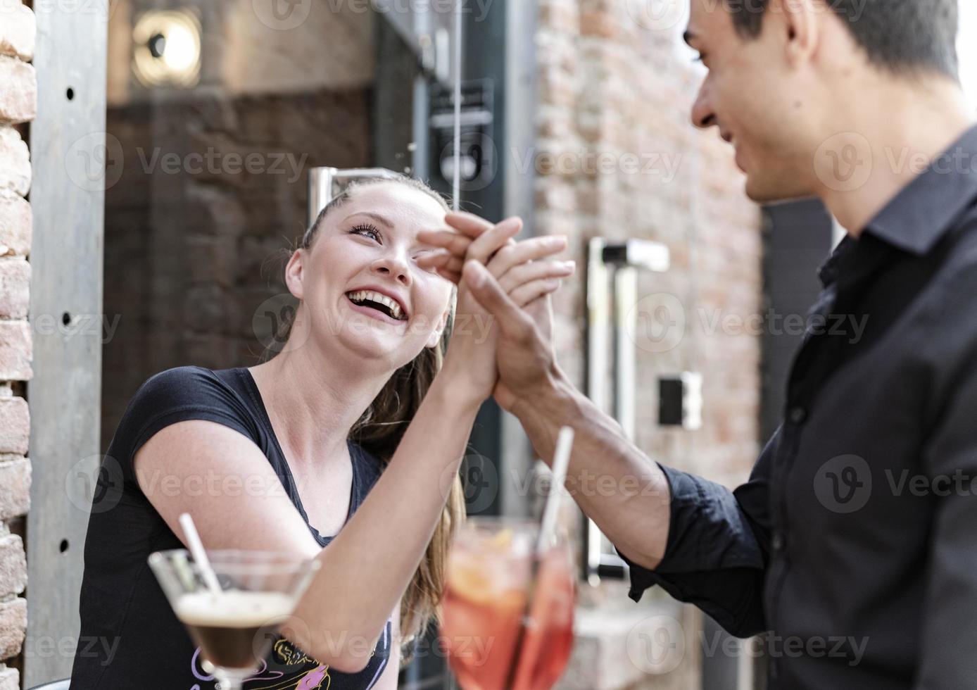 amore coppia seduta nel il caffè bar godendo bellissimo autunno giorno foto