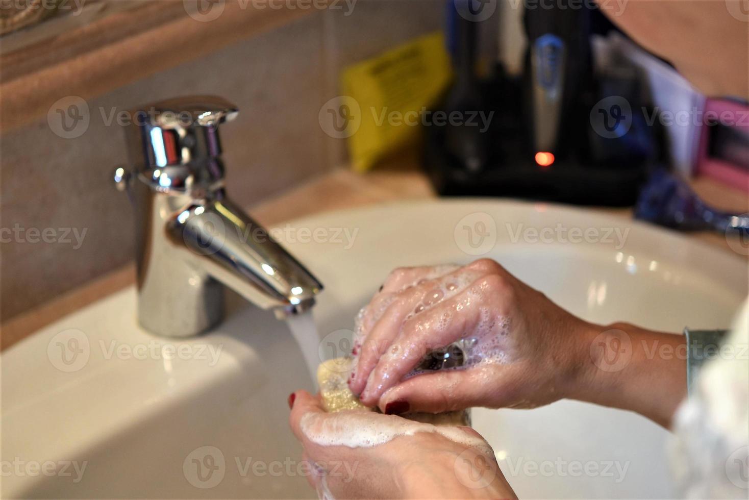 femmina lavaggio mani foto