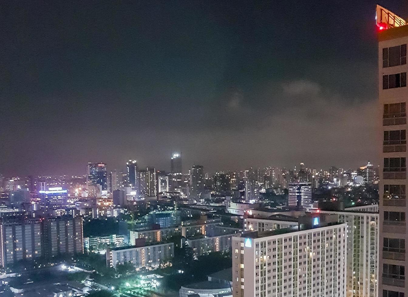 città panorama bangkok di notte grattacielo paesaggio urbano capitale di Tailandia. foto