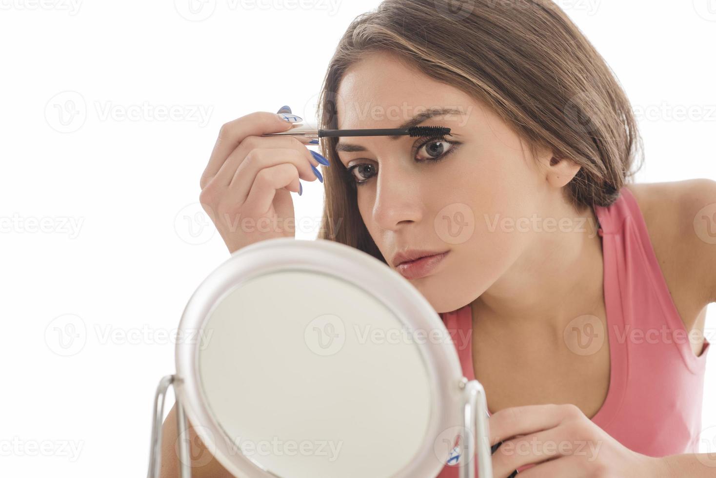 bellezza trucco donna sorridente avvicinamento. bellissimo giovane donna l'applicazione rendere su con arrossire foto