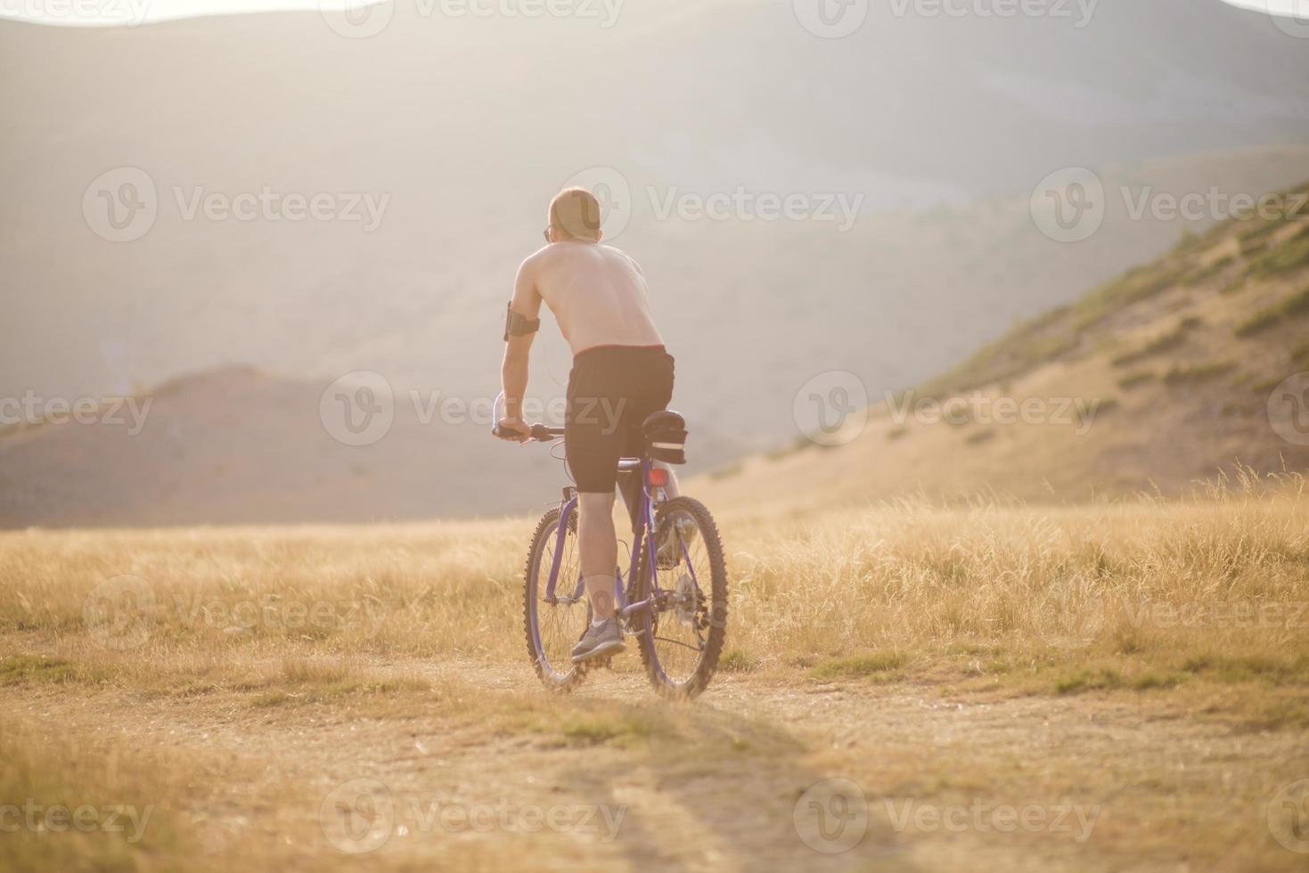 uomo estremo di mountain bike sport atleta equitazione all'aperto lifestyle trail foto