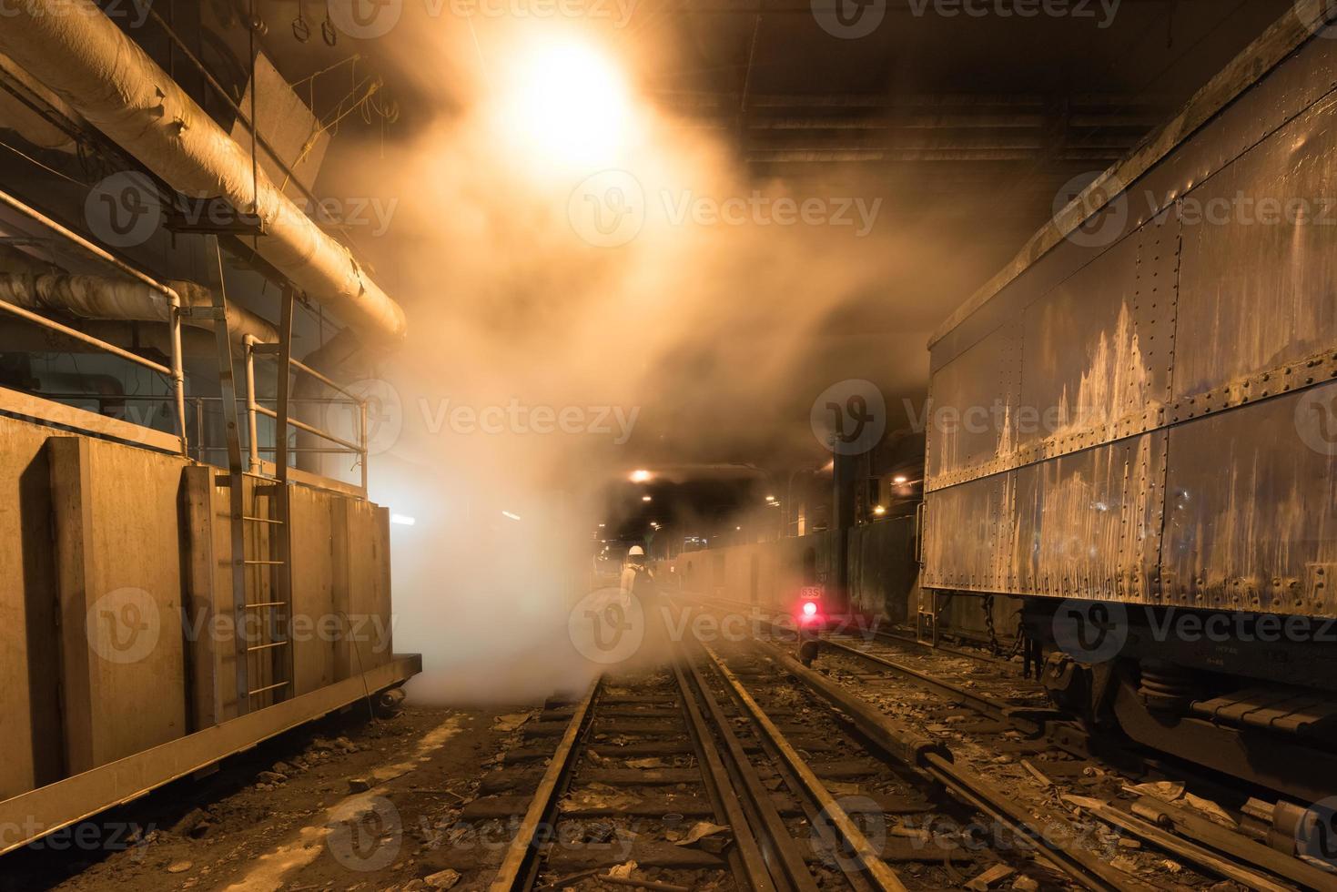 lavoratore attraversando il metropolitana treno brani di mille dollari centrale stazione nel nuovo York città. foto