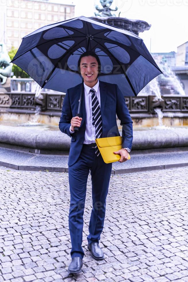 allegro asiatico uomo d'affari nel formale indossare nel il città foto